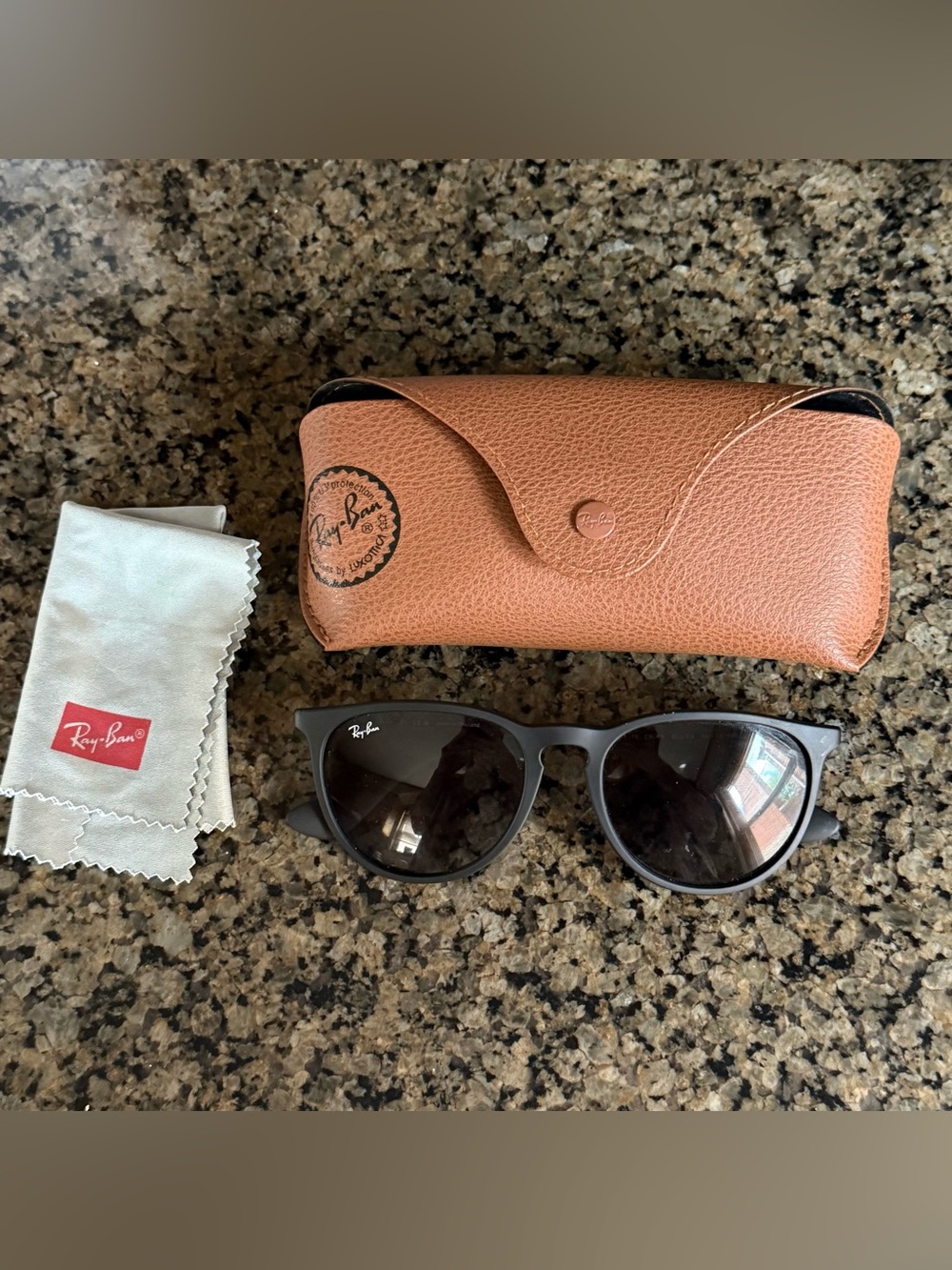Ray-Ban Erika Round Sunglasses Sunglasses with Ray-ban case and cloth